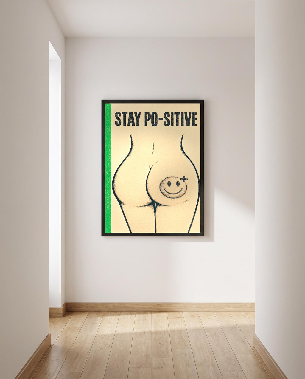 Das Poster mit Rahmen in einem hellen Flur