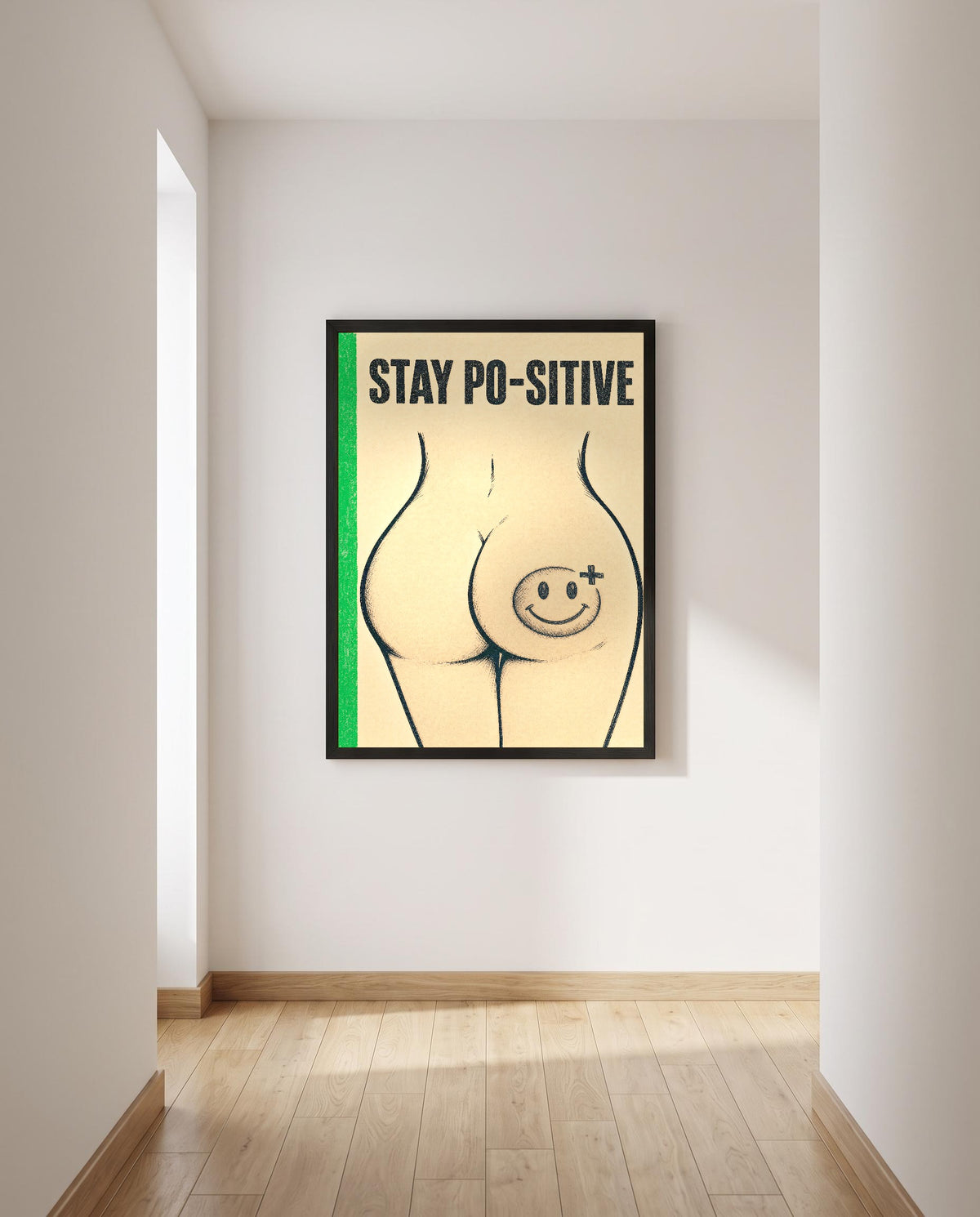 Das Poster mit Rahmen in einem hellen Flur