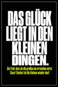 Schwarzes Poster mit weißer Typografie: Das Glück liegt in den kleinen Dingen – sei froh, dass du die großen nie erreichen wirst