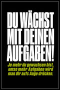 Schwarzes Poster mit weißer Typografie: Du wächst mit deinen Aufgaben
