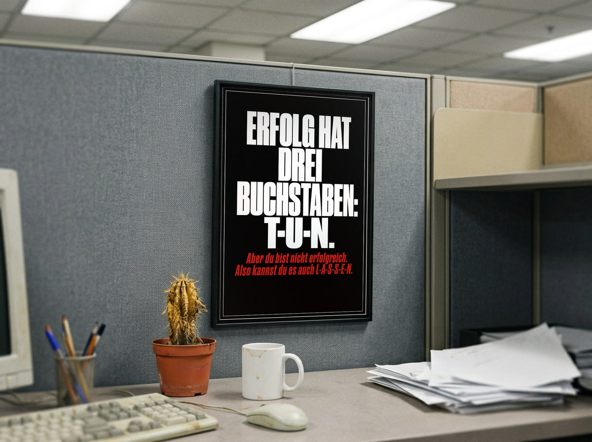 Das Poster gerahmt in einem Büro-Cubicle