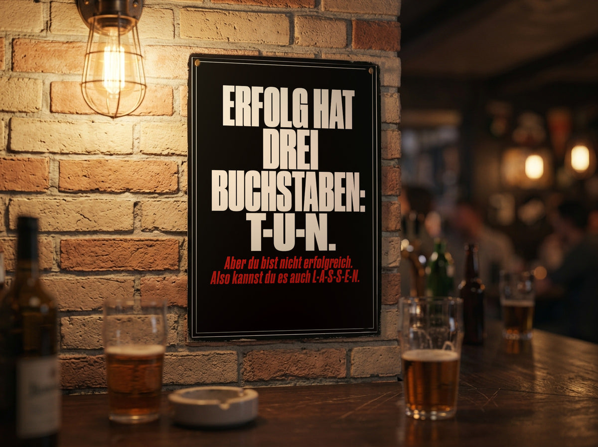 Das Poster an einer Backsteinwand in einer Kneipe