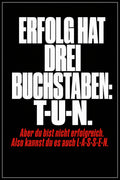 Schwarzes Poster mit weißer Typografie: Erfolg hat drei Buchstaben T-U-N