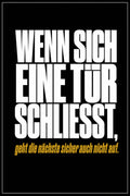 Schwarzes Poster mit weißer Typografie: Wenn sich eine Tür schließt, geht die nächste sicher auch nicht auf