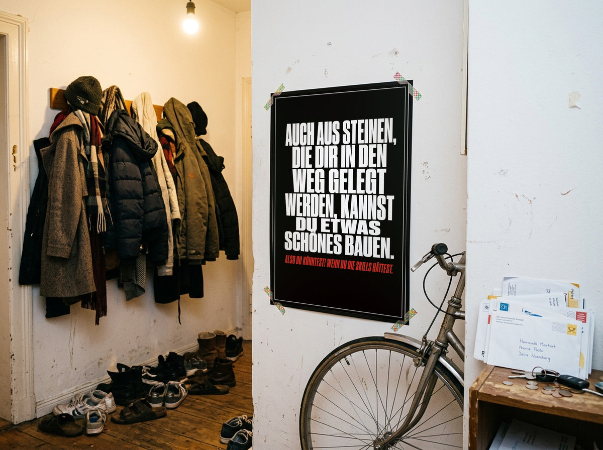 Das Poster mit Washi-Tape an der Wand in einem WG-Flur