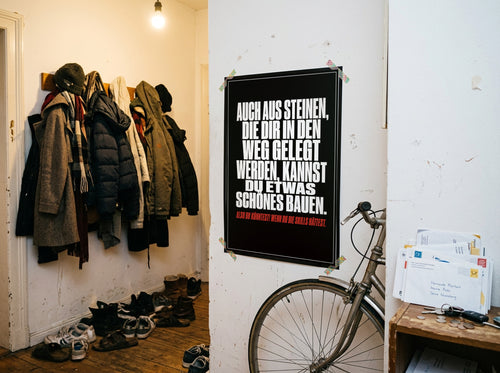 Das Poster mit Washi-Tape an der Wand in einem WG-Flur