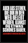 Schwarzes Poster mit weißer Typografie: Auch aus Steinen, die dir in den Weg gelegt werden, kannst du etwas Schönes bauen