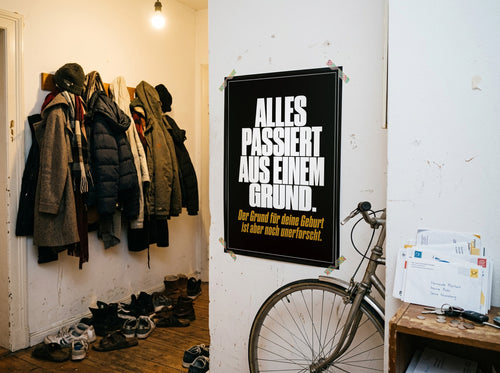 Das Poster mit Washi-Tape an der Wand in einem WG-Flur