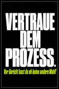 Schwarzes Poster mit weißer Typografie: Vertraue dem Prozess – vor Gericht hast du eh keine andere Wahl