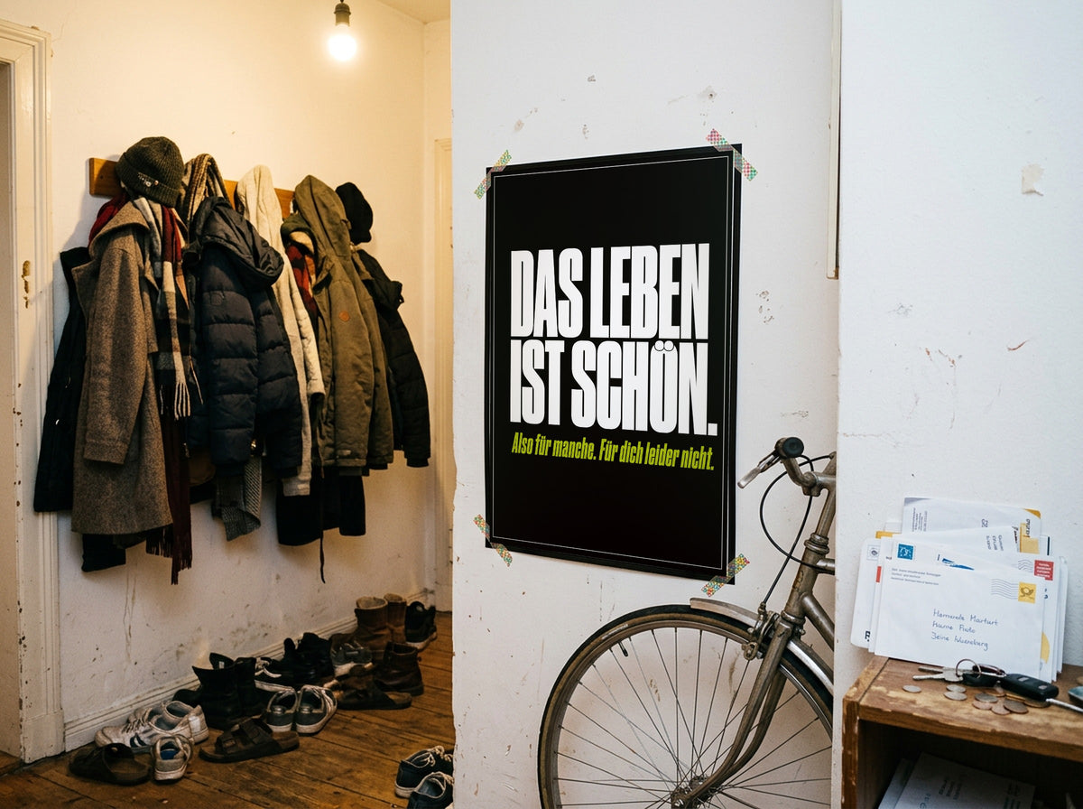 Das Poster mit Washi-Tape an der Wand in einem WG-Flur