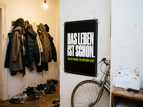 Das Poster mit Washi-Tape an der Wand in einem WG-Flur
