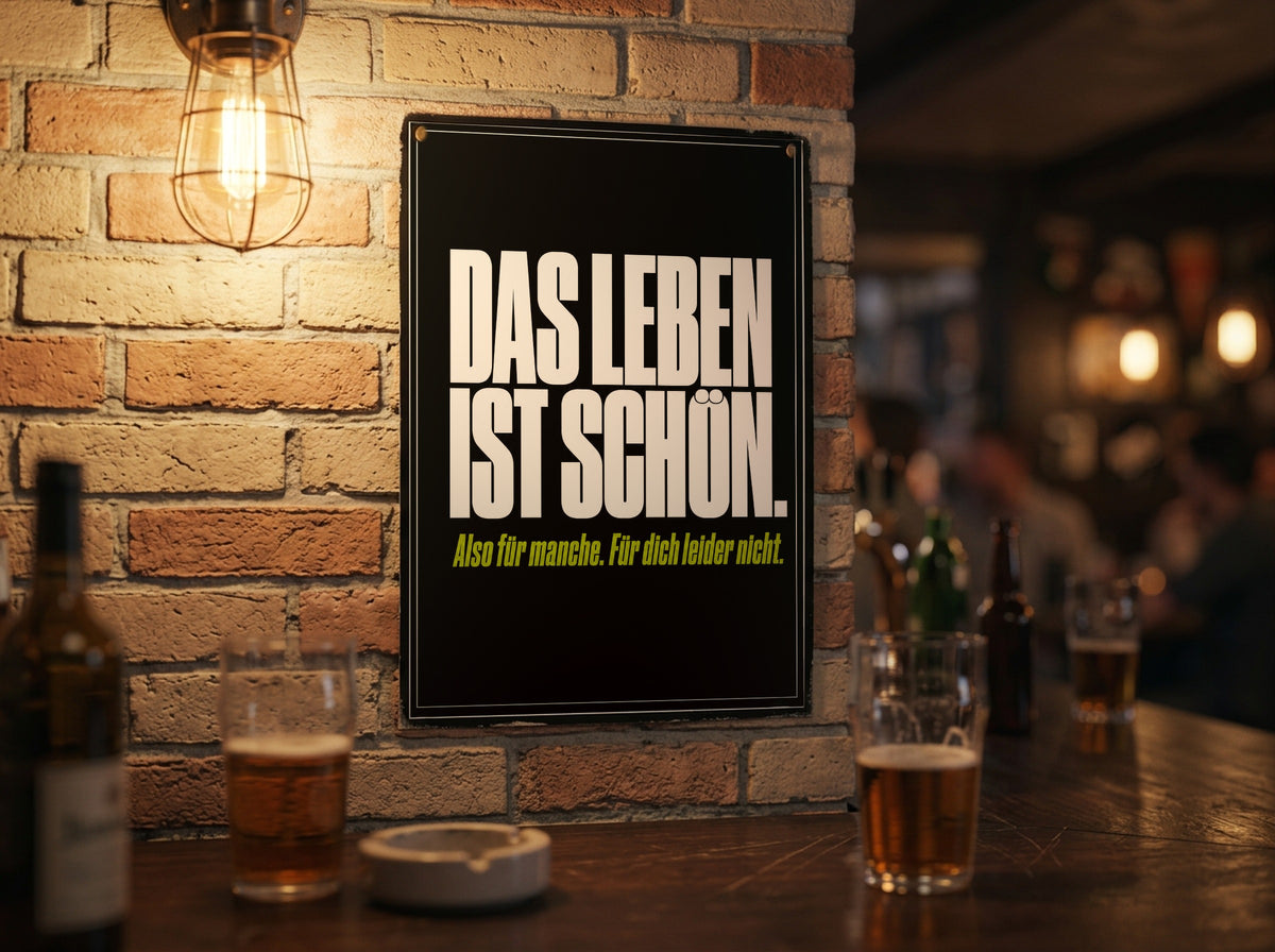 Das Poster an einer Backsteinwand in einer Kneipe