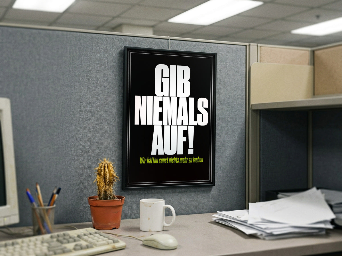 Das Poster gerahmt in einem Büro-Cubicle