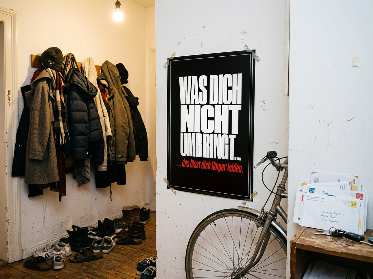 Das Poster mit Washi-Tape an der Wand in einem WG-Flur