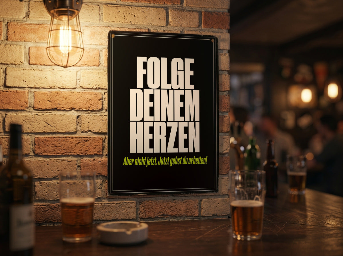 Das Poster an einer Backsteinwand in einer Kneipe
